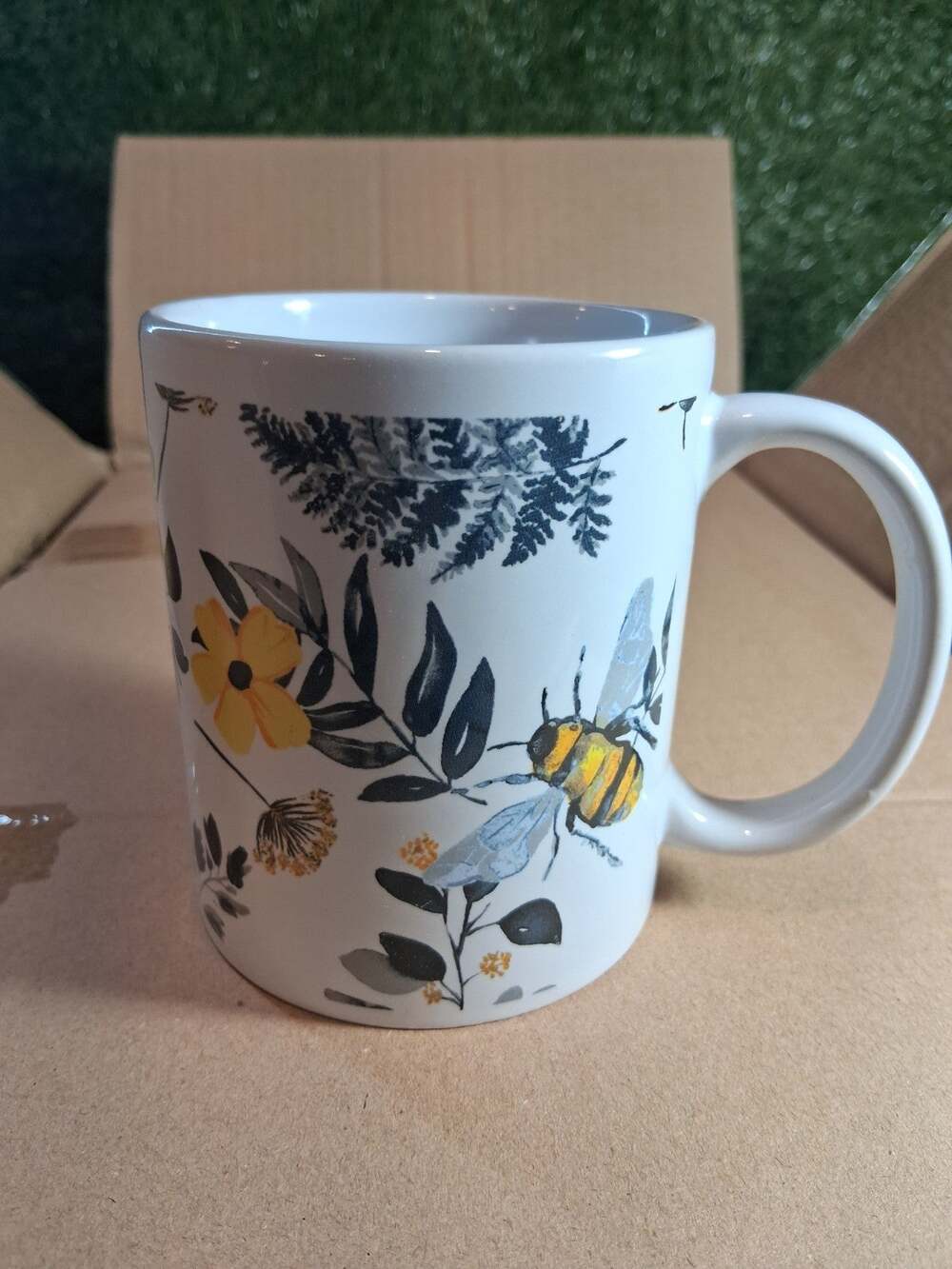 Lot of 12 Royal Norfolk Spring Bee Floral Ceramic Coffee Mugs 11oz New Open Box